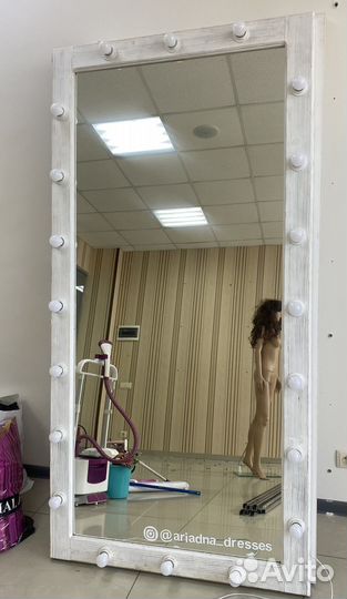 Гримерное зеркало с лампочками