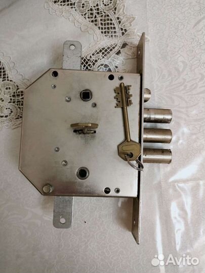 Замок дверной бу