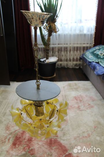 Продаётся б/у потолочная люстра