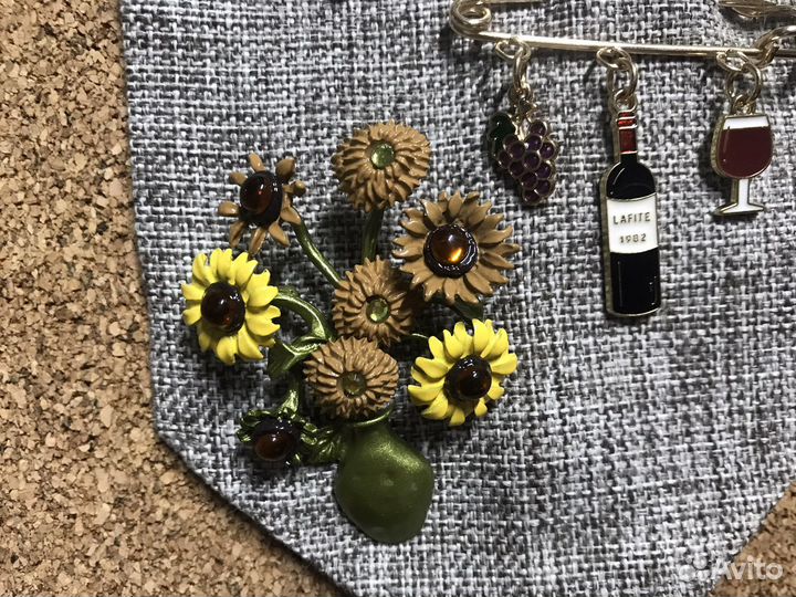 Стенд со значками