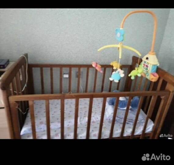 Детская кровать с маятником и матрасом