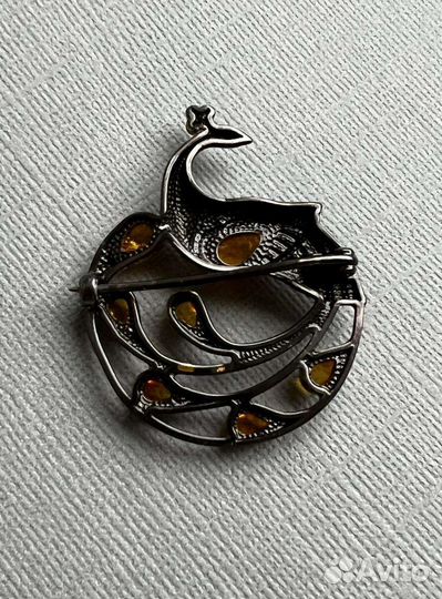 Брошь серебро Павлин с янтарём