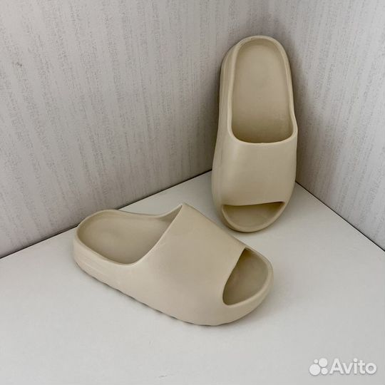 Шлепанцы adidas yeezy slide в бежевом цвете