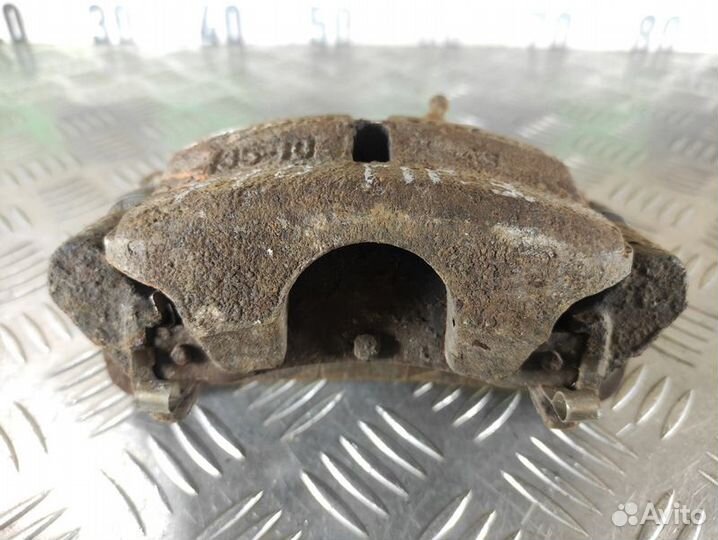 Суппорт задний правый Toyota Camry v10