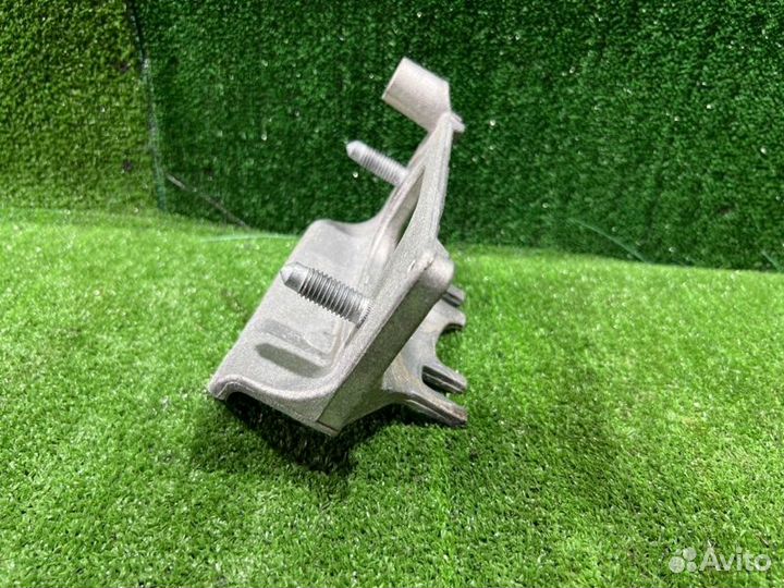 Кронштейн опоры двигателя левый Renault Duster