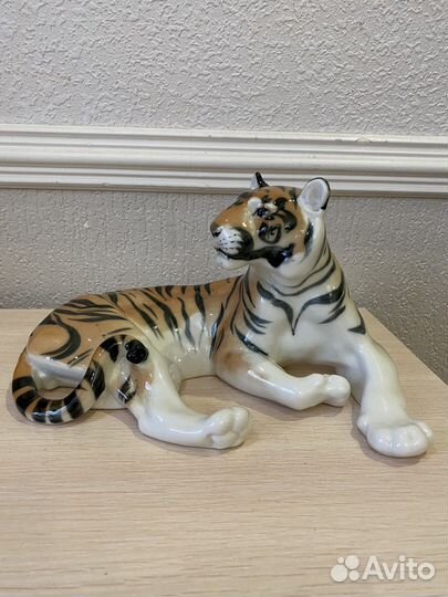 Фарфоровая статуэтка тигр