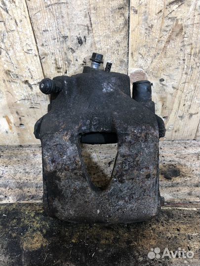 Суппорт передний правый Skoda Octavia A5