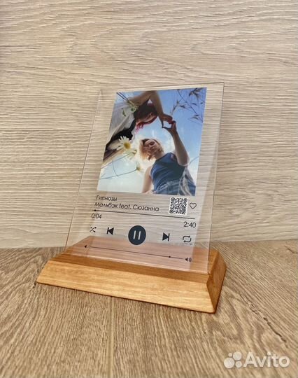 Фотография и трек на стекле