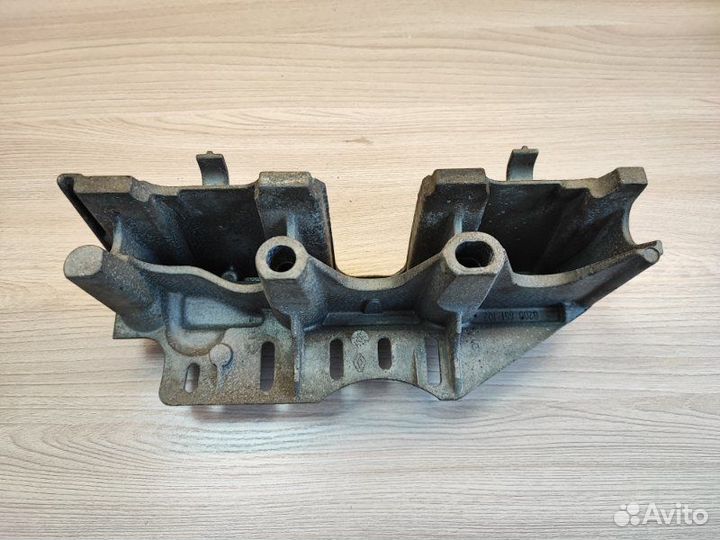 Кронштейн впускного коллектора Renault Duster