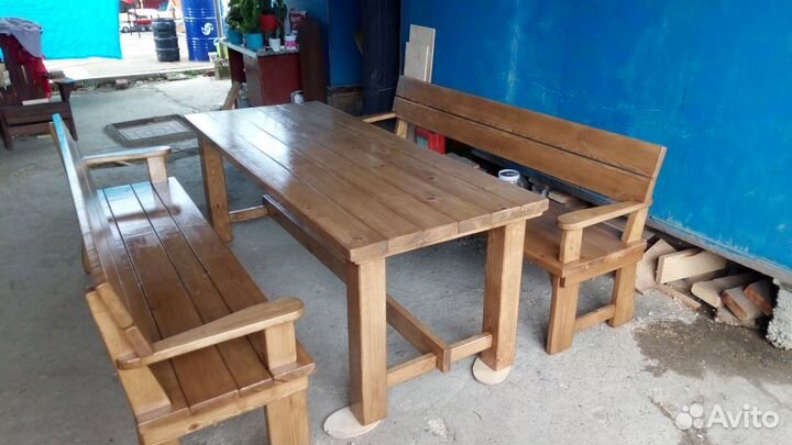 Стол и стулья