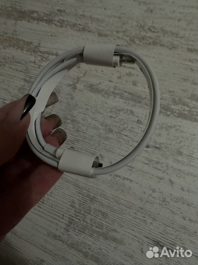 Кабель на iPhone