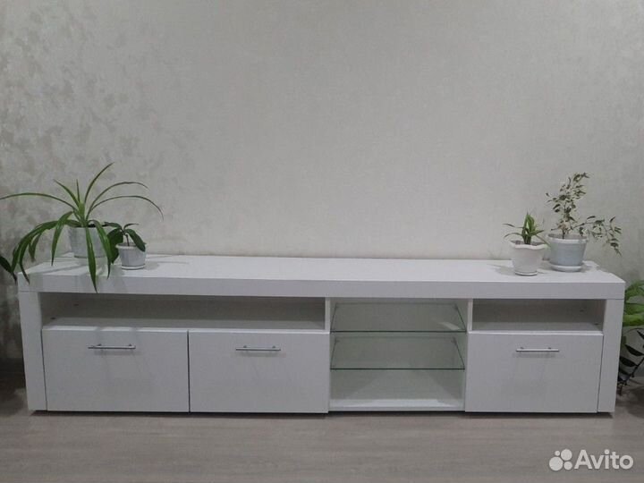 Тумба под телевизор белая