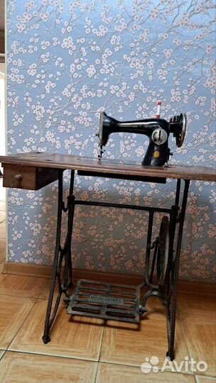 Швейная машинка ножная