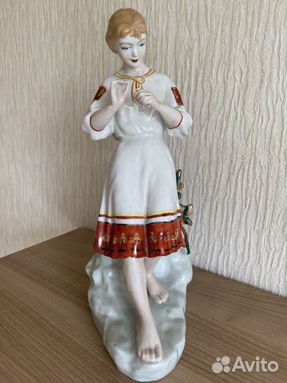 Статуэтка девушки
