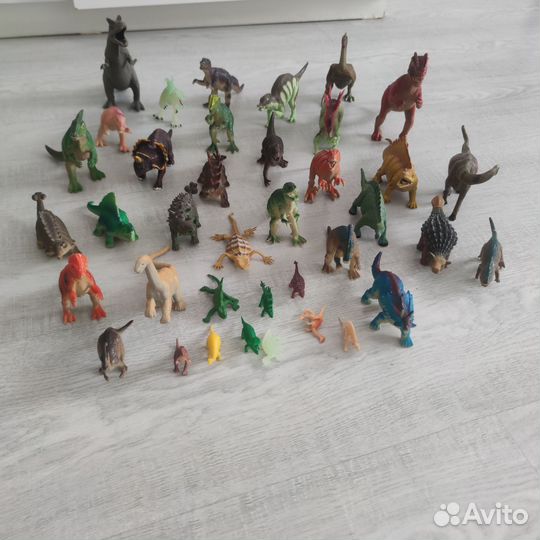 Фигурки динозавров