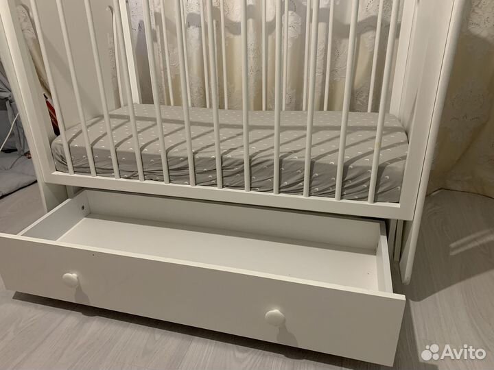 Детская кроватка с маятником и ящиком