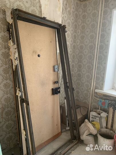Дверь железная входная Б/У