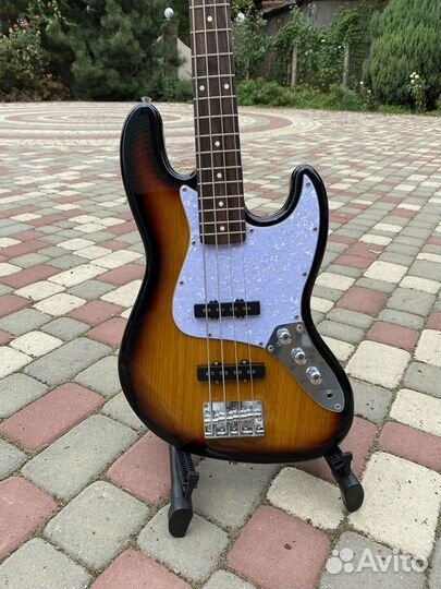 Бас гитара Homage