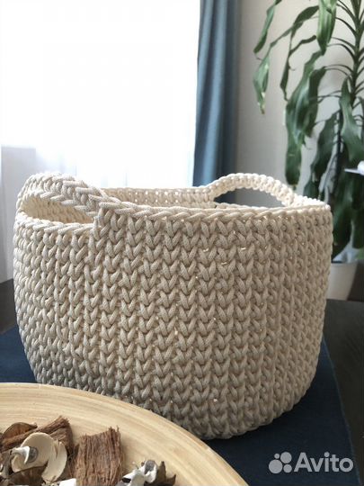 Корзинка из трикотажной пряжи и джута