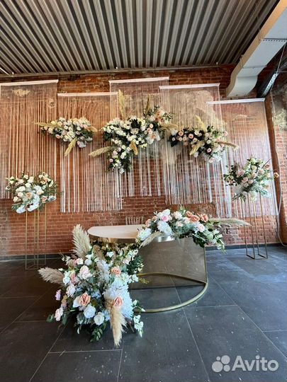 Свадебный стол молодоженов, украшение зала