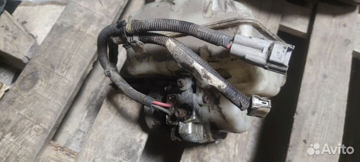 Насос гидравлический активной подвески Lexus Lx570