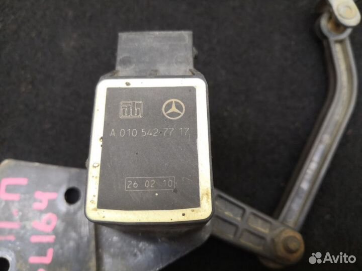 Датчик положения кузова Мерседес gl164