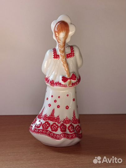Фарфоровая статуэтка