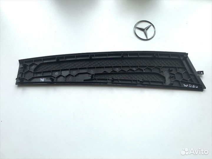 Накладка торпедо правая Мерседес w204 C