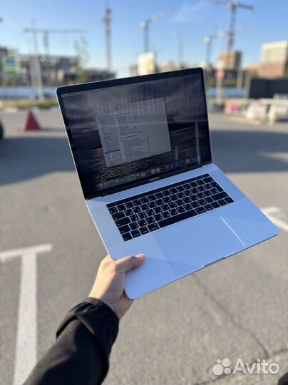 Apple MacBook Pro 15 2019 touch bar