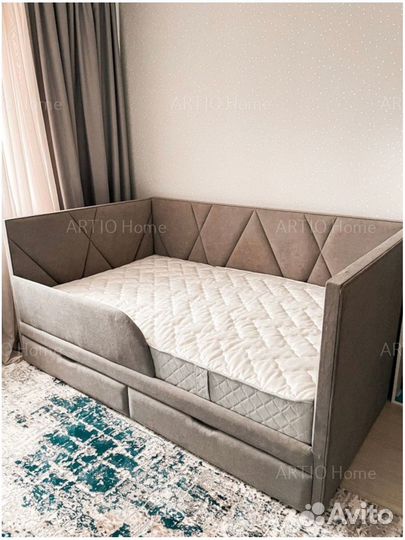 Детская кровать с мягкой спинкой