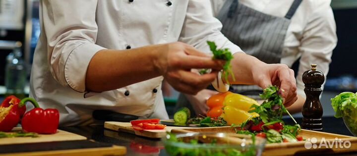 Кухонный работник в столовую