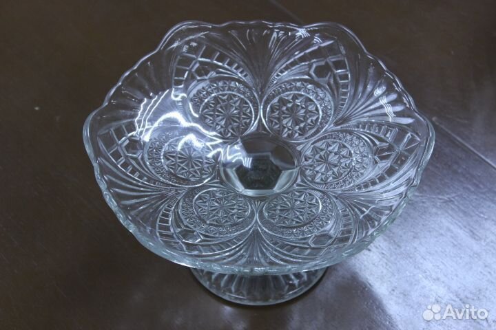 Ваза для фруктов на ножке