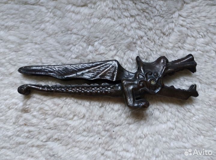 Дракон для колки орехов