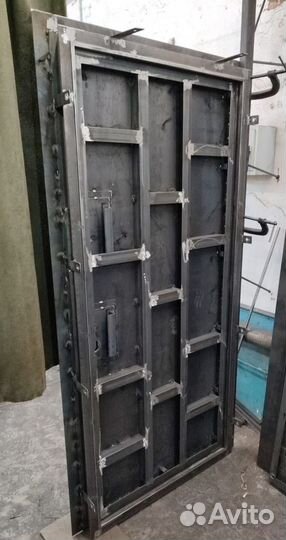 Металлические двери и сейфы