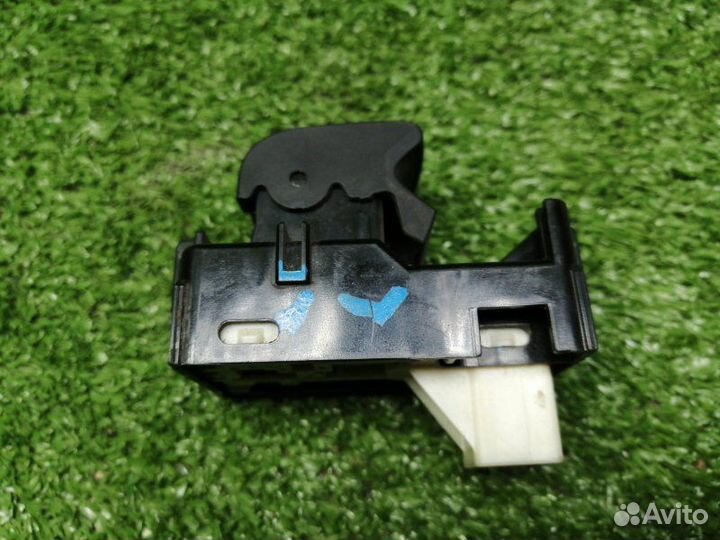 Кнопка стеклоподъемника задняя левая Toyota Land