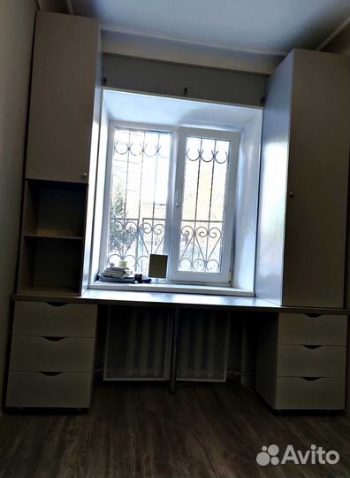 Рабочая зона в углу у окна