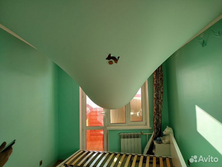 Слив воды с натяжного потолка