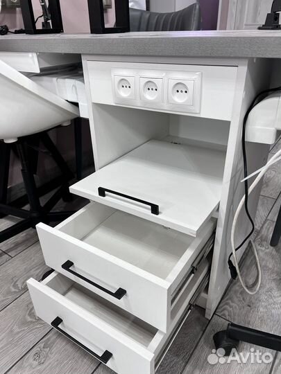 Маникюрный стол двухместный