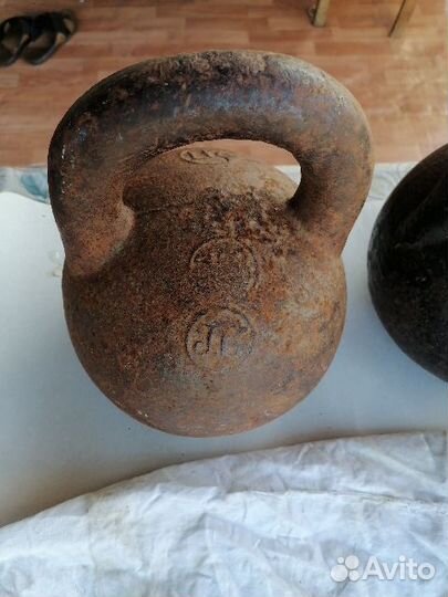 Гантели 4,5кг каждая, гиря 16кг, гиря вензелем 2п