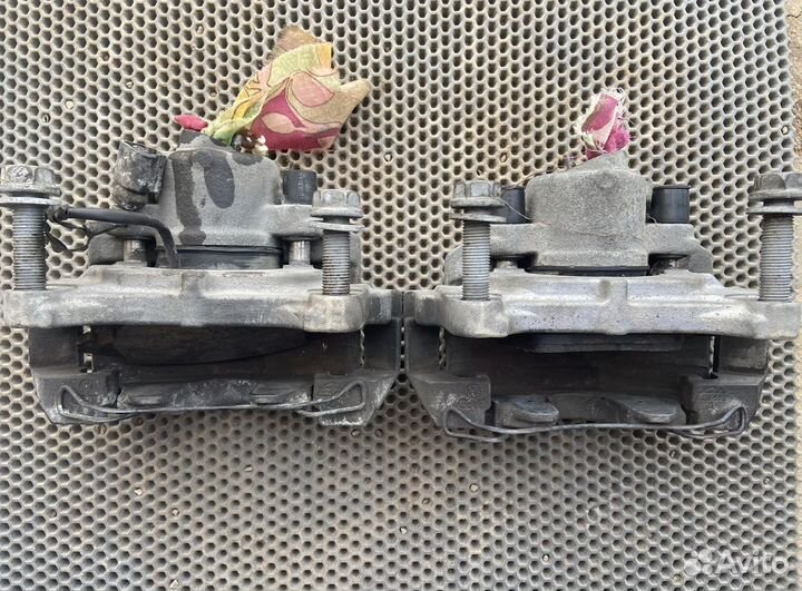 Суппорт передний правый Пассат Б6