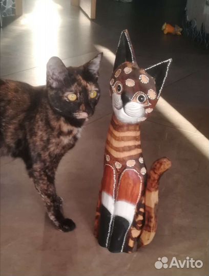 Сувенирная кошка из дерева