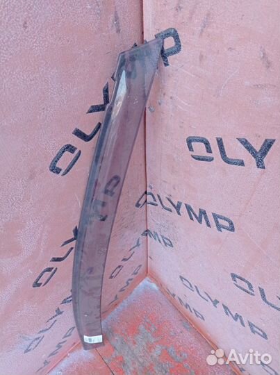 Ветровик передний правый Toyota Prius ZVW30