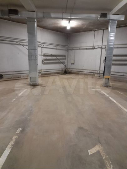 Машиноместо, > 30 м²