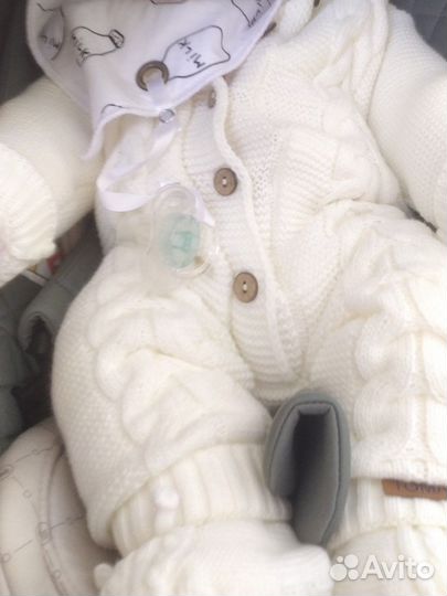 Вязаный комбинезон для новорожденного утеплённый