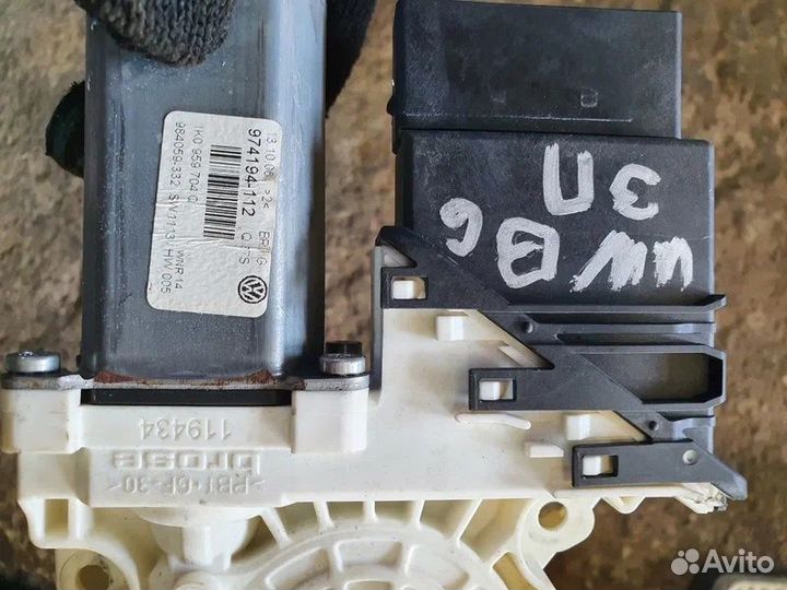 Моторчик стеклоподъемника задний правый Пассат б6