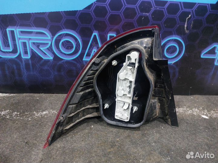 Focus 2 - трещина - фонарь правый седан