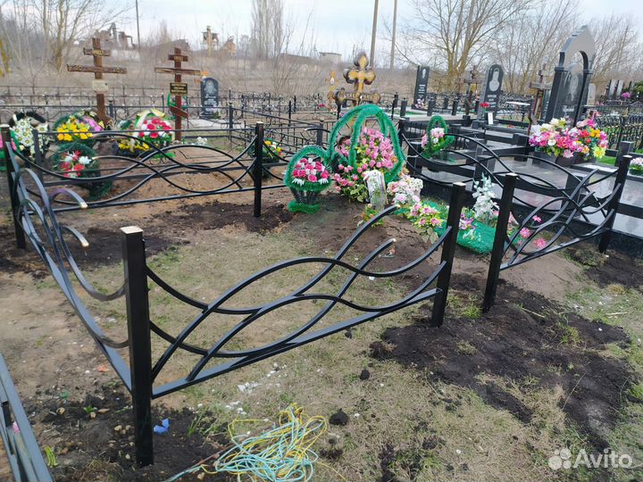 Ограды на кладбище могилу