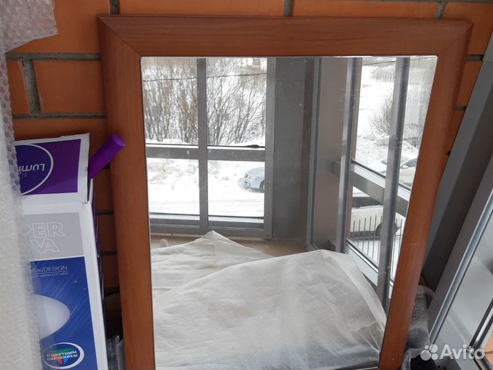 Зеркало в деревянной раме