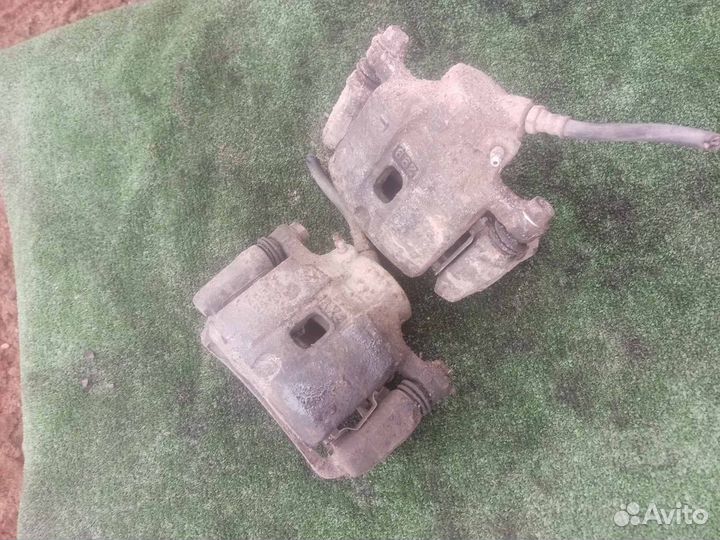 Суппорт тормозной передний Mitsubishi Space Wagon2