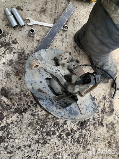 Поворотный кулак передний левый BMW e46 3er